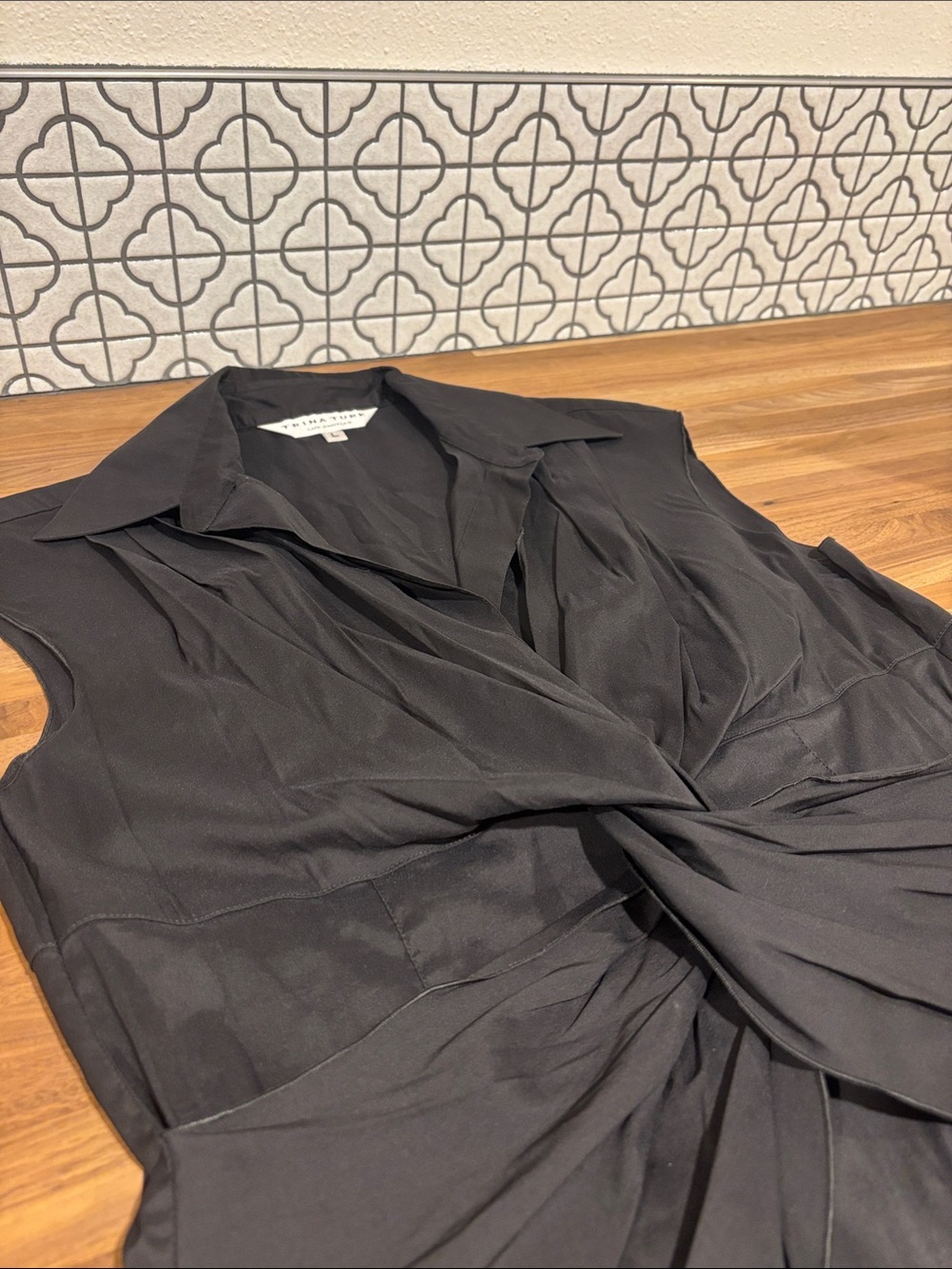 Trina Turk Black Sleeveless Twist-Front Collared Top